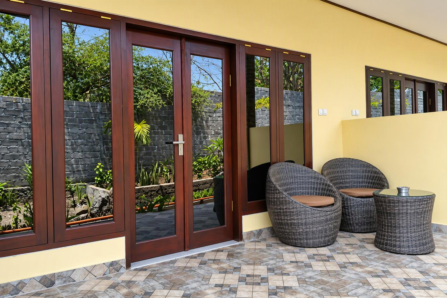 Terrasse mit zwei Stühlen und einem Tisch – Junior Suite mit Gartenseite