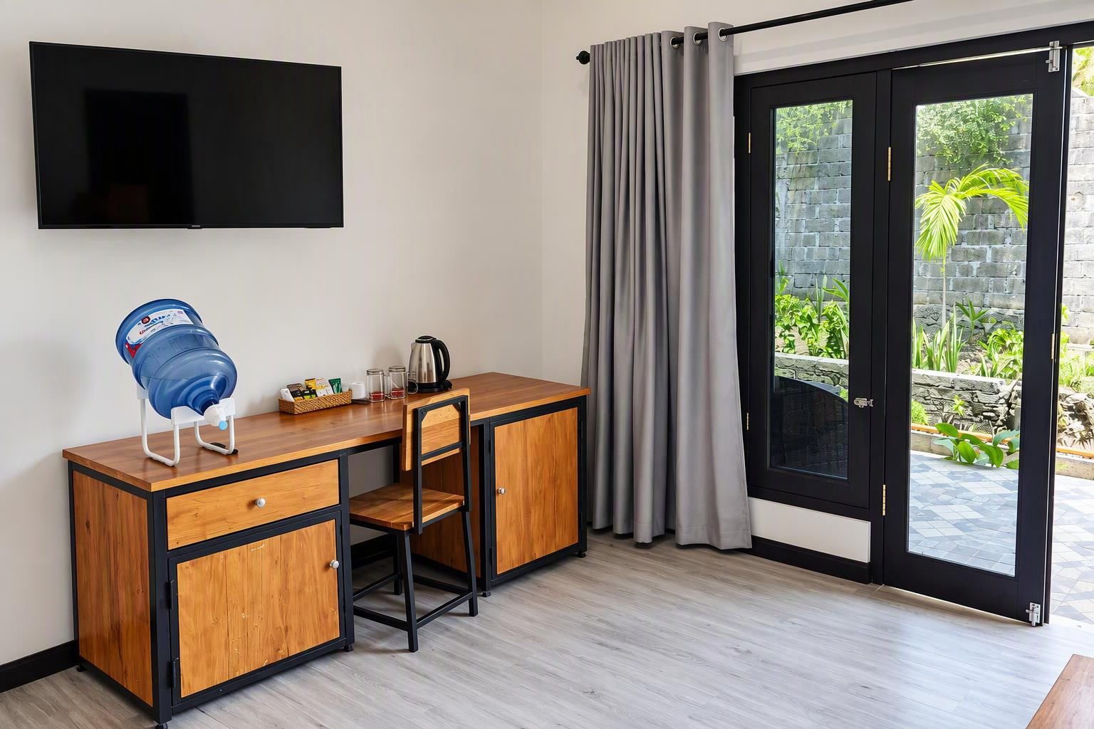 Schreibtisch, Fernseher und Erfrischungsbereich – Junior Suite mit Gartenblick
