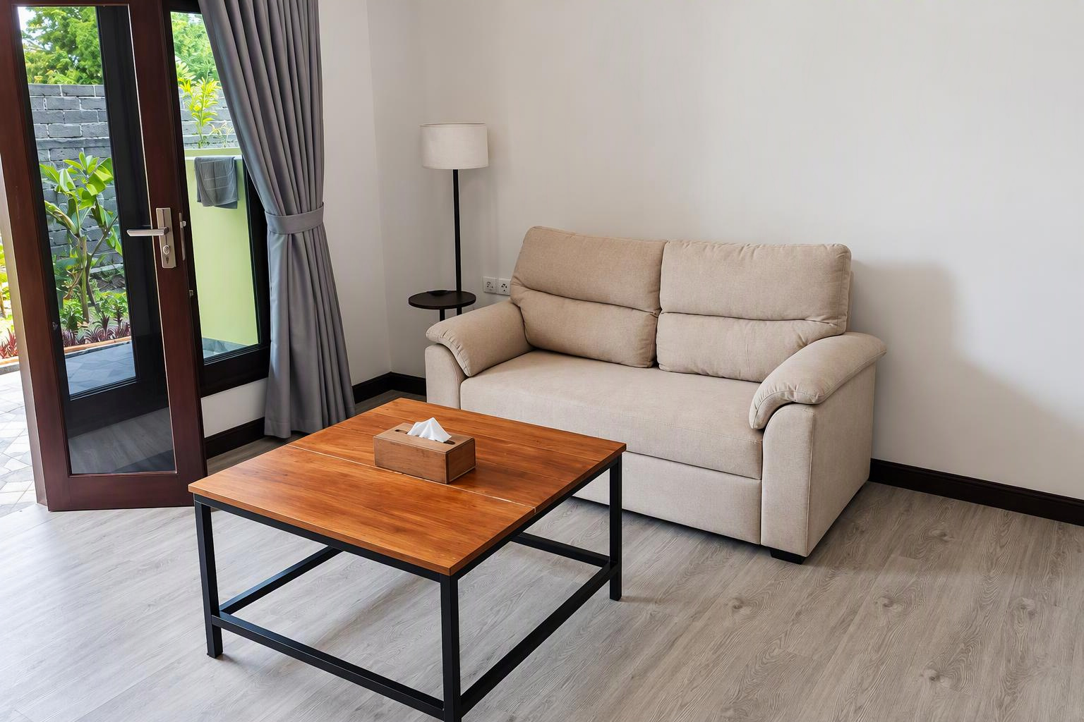 Sofa und Couchtisch neben der Terrasse – Junior Suite mit Gartenseite