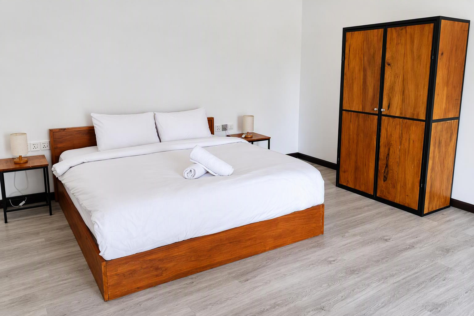 Doppelbett und Kleiderschrank – Junior Suite mit Gartenblick