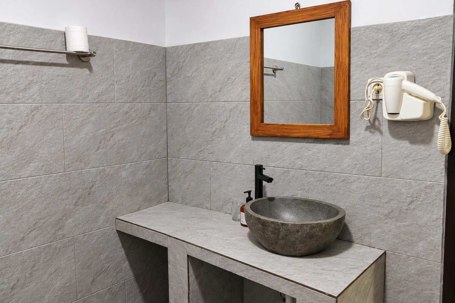 Waschbecken und Spiegel im Badezimmer – Junior Suite mit Gartenseite