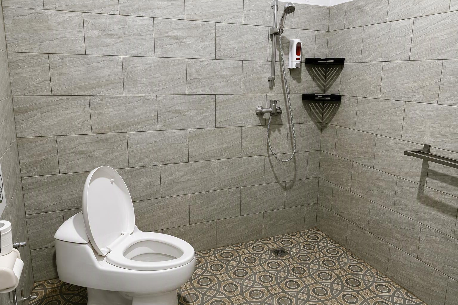 Dusche und WC im privaten Badezimmer des Familienzimmers.
