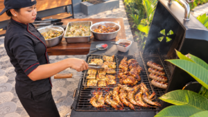 Préparation de grillades, de crevettes et de saucisses au barbecue de The Tribe à Tulamben.