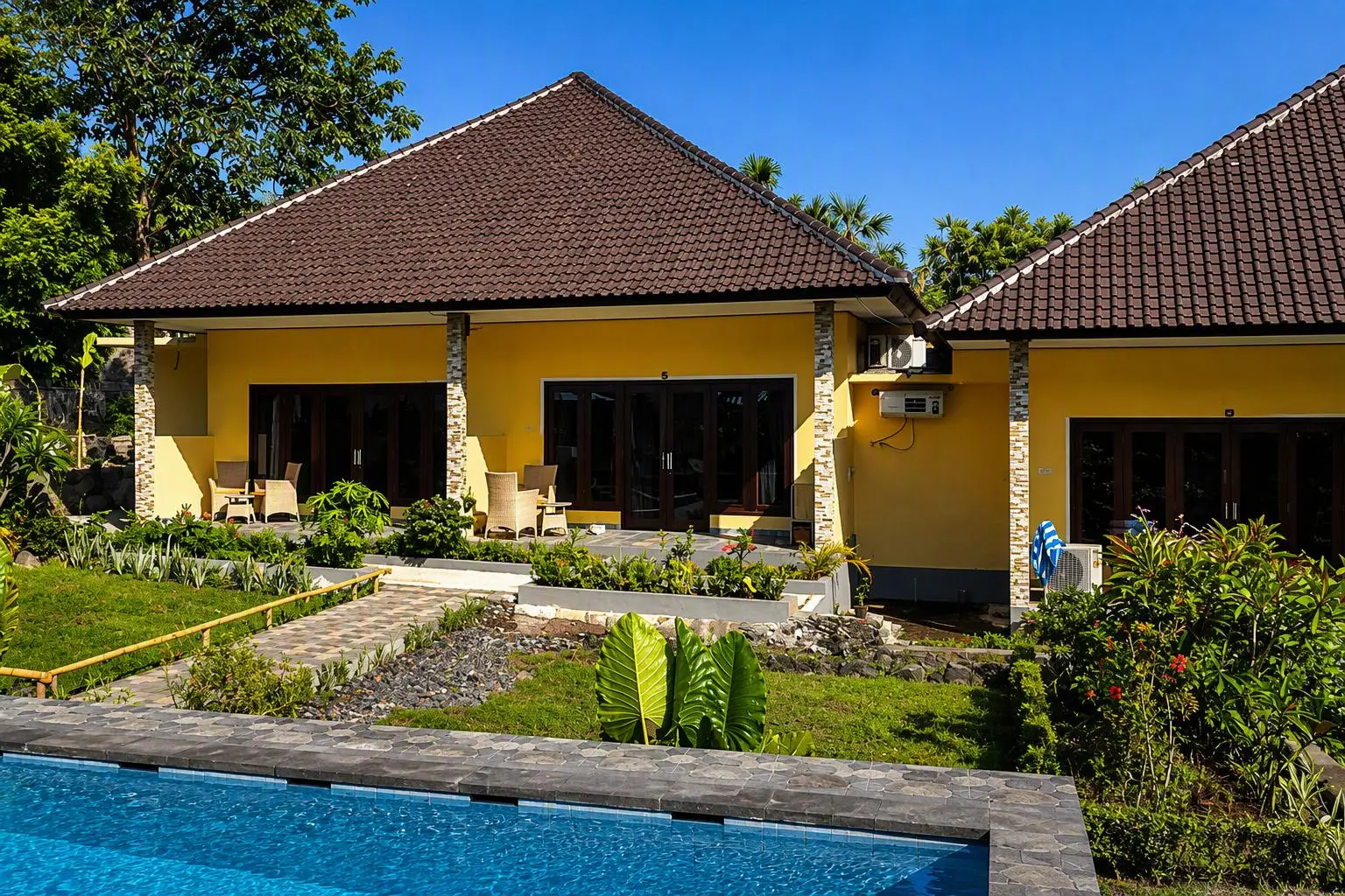 Room facades and terraces facing the pool