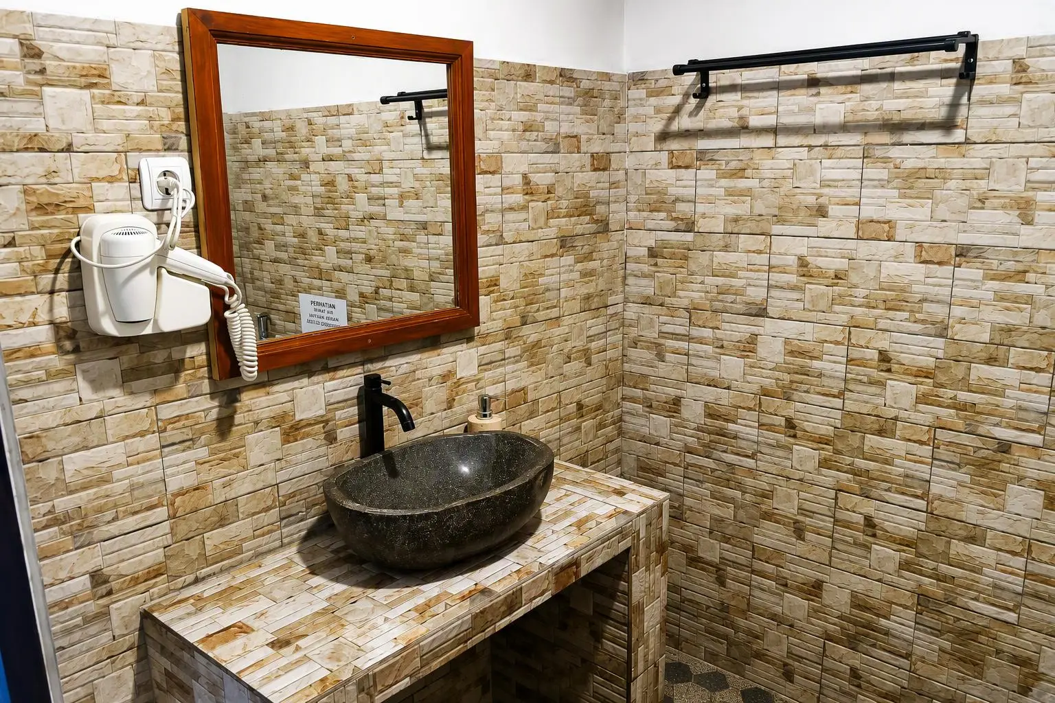 Washbasin and mirror in the Junior Suite bathroom