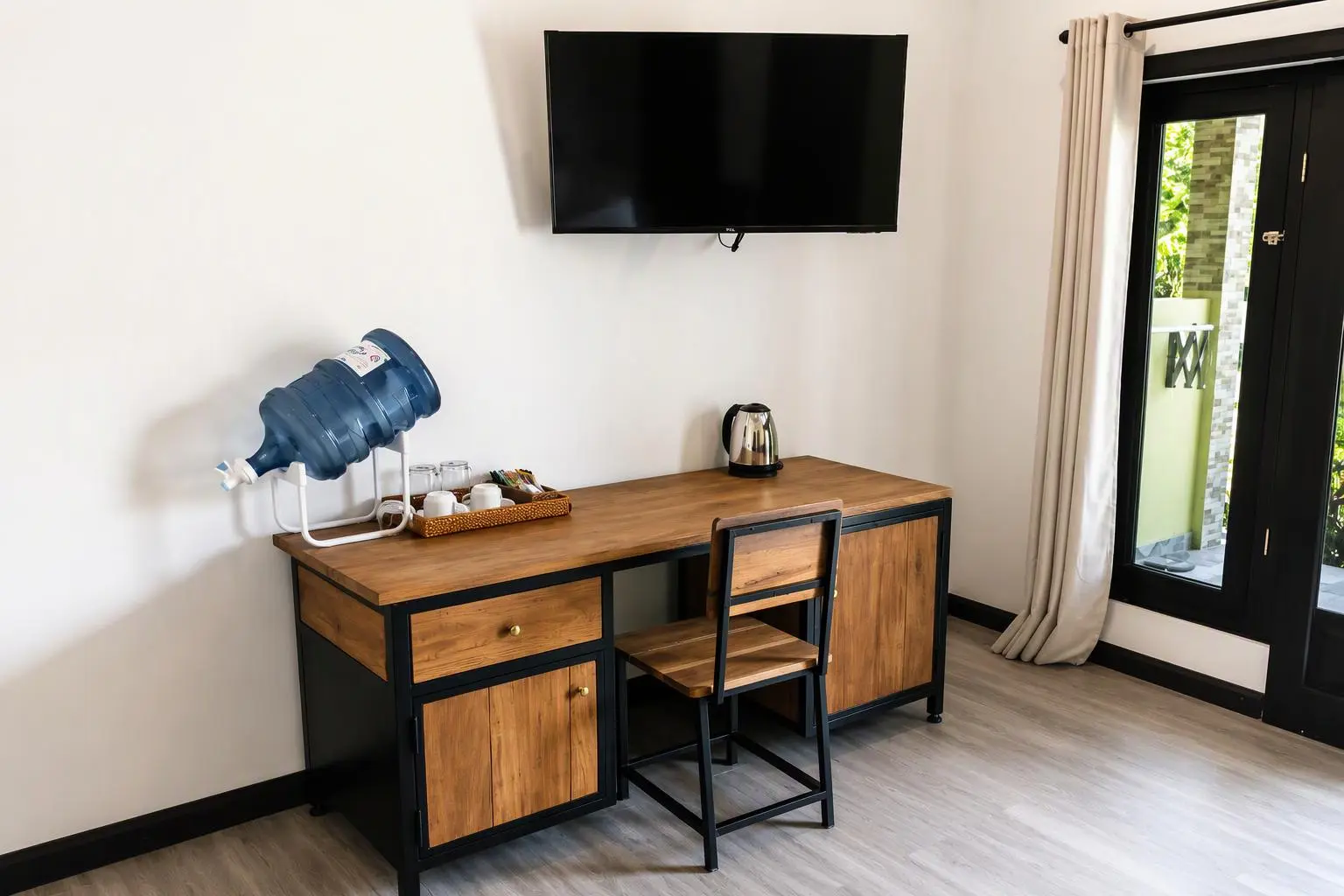 Desk, television and kettle in the Junior Suite