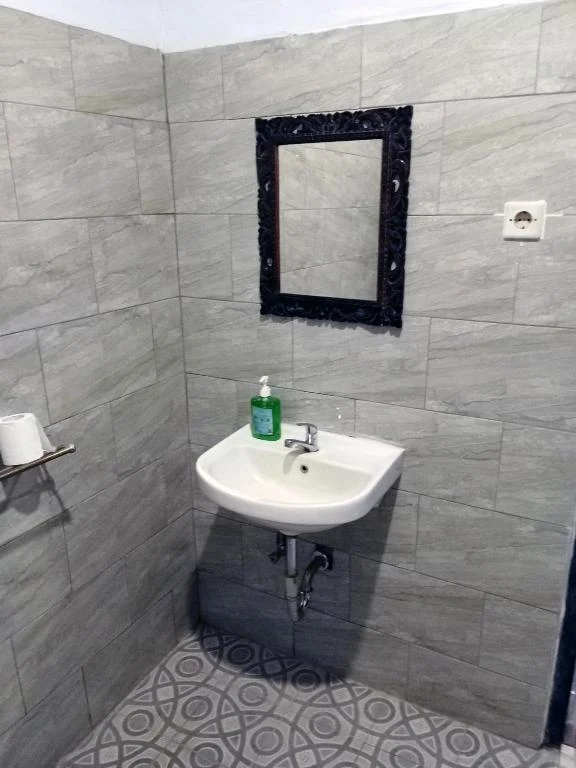 Washbasin in the Standard Room bathroom