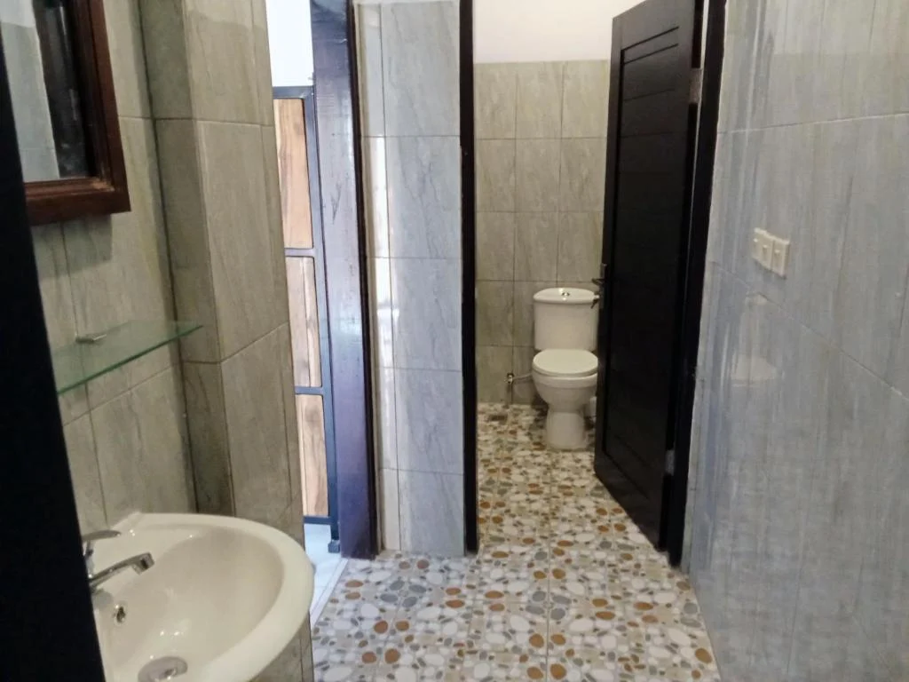 Dormitory bathroom with washbasin and toilet