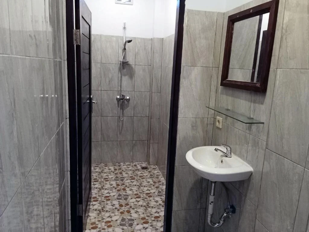 Shower and washbasin in the Dormitory bathroom